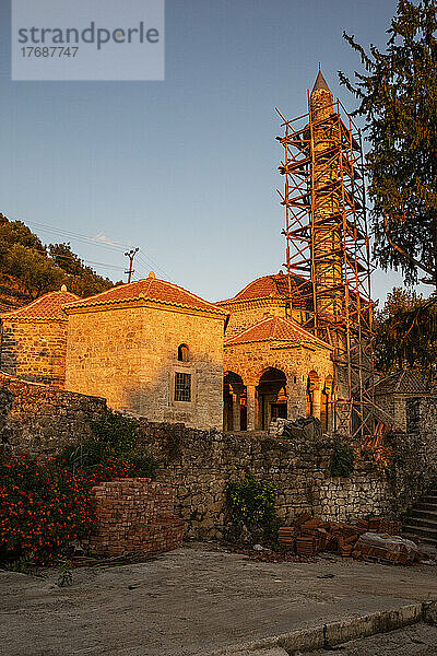 Gjin-Aleksi-Moschee in der Stadt bei Sonnenuntergang  Rusan  Albanien