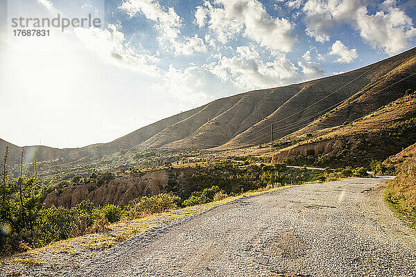 Straße  die an einem sonnigen Tag zum Berg Mali I Gjere führt  Albanien