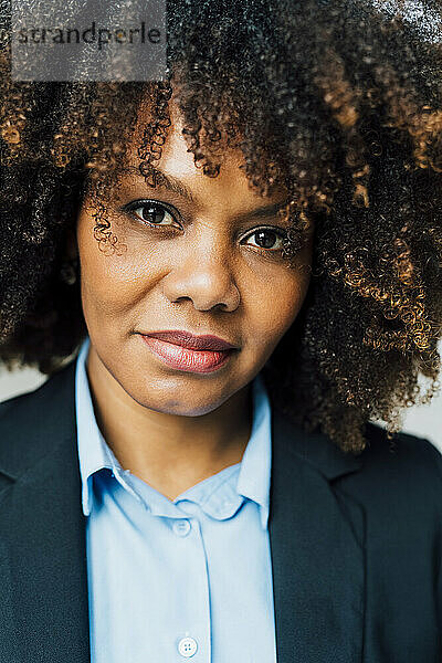 Selbstbewusste Afro-Geschäftsfrau im Anzug