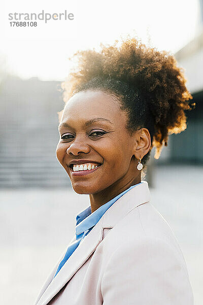 Lächelnde reife Geschäftsfrau mit Afro-Frisur