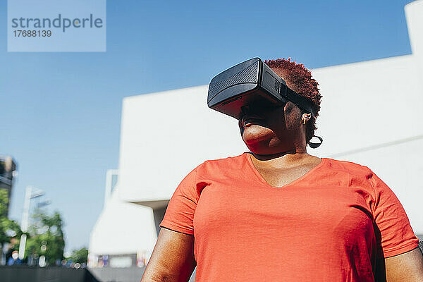 Frau trägt an einem sonnigen Tag einen Virtual-Reality-Simulator