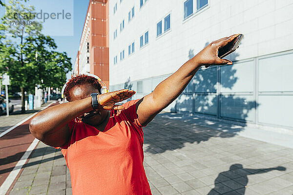 Frau hält Smartphone und tupft an einem sonnigen Tag