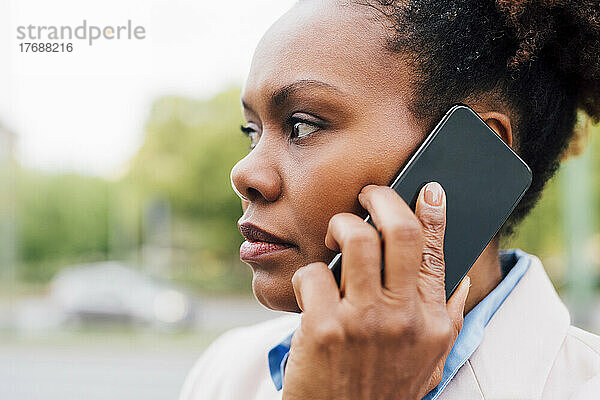 Geschäftsfrau spricht am Smartphone