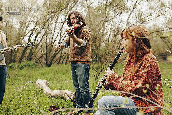 Volksmusikgruppe spielt Musikinstrumente im Feld