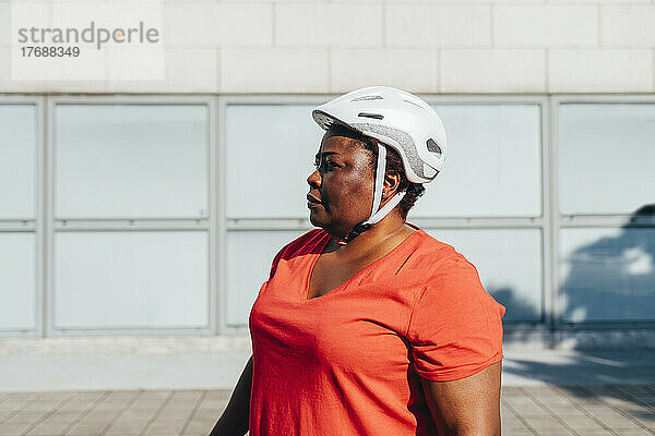 Frau trägt Fahrradhelm an sonnigem Tag