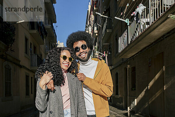 Glückliches Paar mit Sonnenbrille an einem sonnigen Tag in der Stadt