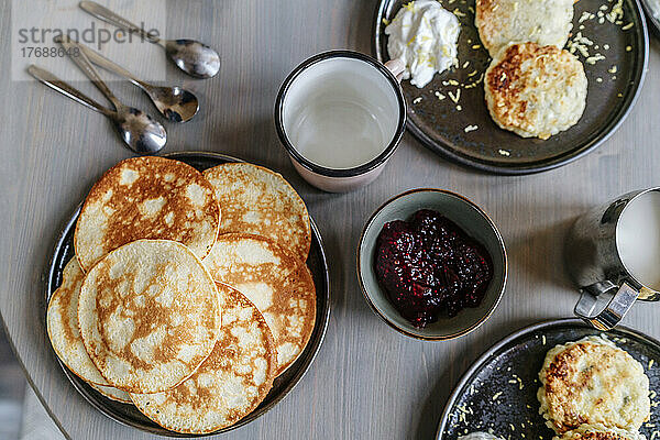 Frühstück auf dem Tisch mit Pfannkuchen und Marmelade