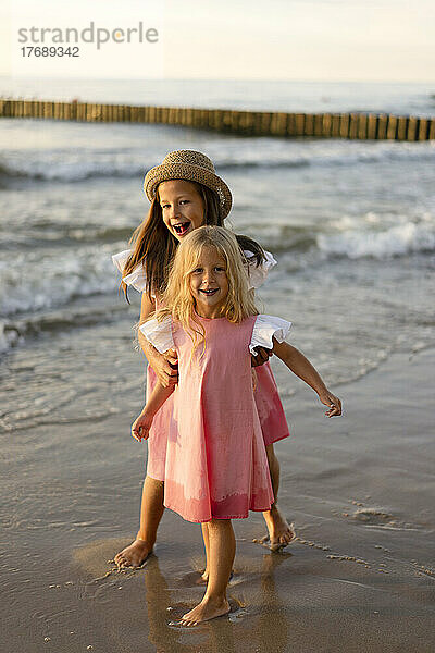 Glückliche Geschwister genießen gemeinsam am Strand