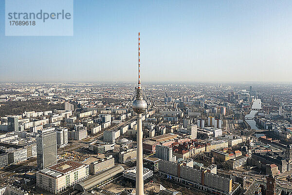 Deutschland  Berlin  Blick auf den Berliner Fernsehturm und das umliegende Stadtbild