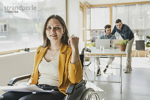 Porträt einer jungen Geschäftsfrau im Rollstuhl im Büro