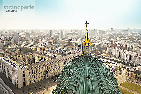 Deutschland  Berlin  Bezirk Mitte mit der Kuppel des Berliner Doms im Vordergrund
