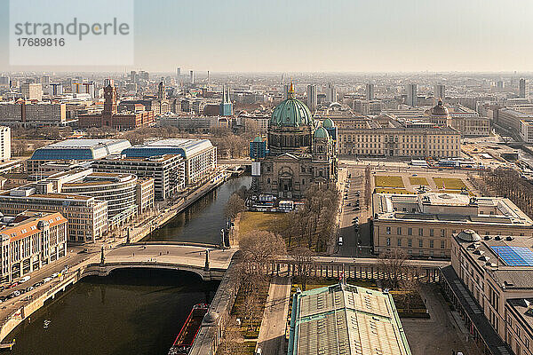 Deutschland  Berlin  Luftaufnahme der Museumsinsel mit dem Berliner Dom im Hintergrund