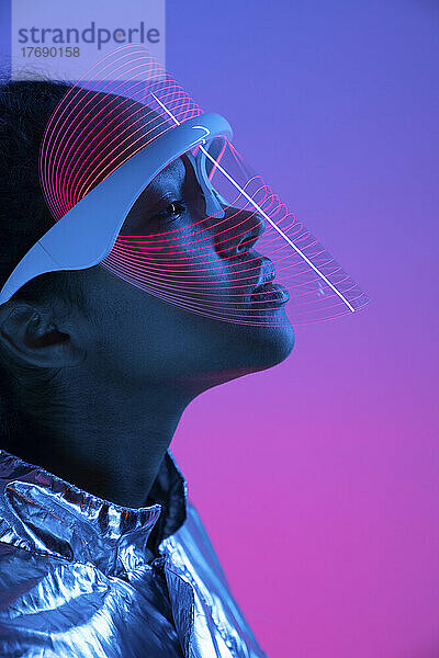 Frau mit futuristischer Smart-Brille vor mehrfarbigem Hintergrund