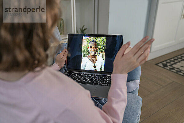 Frau bei Videoanruf über Tablet-PC zu Hause