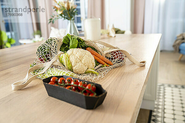 Gemüse auf dem Esstisch zu Hause