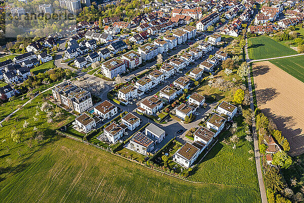 Deutschland  Baden-Württemberg  Waiblingen  Luftaufnahme moderner energieeffizienter Vorstadthäuser im Sommer