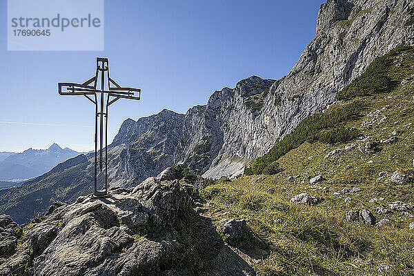 Deutschland  Bayern  Berchtesgaden  Religiöses Kreuz auf dem Weg zur Schellenberg-Eishöhle