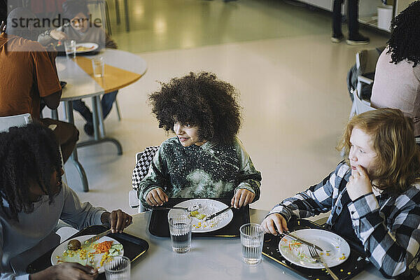 10-11 Jahre  Kindertagesstätte  Scheune  Barndom  milde Jahreszeit  langweiliger Ursprung  Bord  Europa  Flickor  Fotografieren  Frühstück  Frühstück  Abendessen  Frühstück  Grundschule  Halbpension  Horisontell  Grundschule  Innenbereich  Restaurant  Café  Kommunikation  Liggande  Lunch  Mat  Mat und Dryck  Matelimat  Mellanstadiet  Måltid  oidentifierbara personer  Osorterade  ovanifrån  pojkar  prata  sitta  Skandinavien  skolbarn  skolbyggnad  skolflicka  skollunch  skolmatsal  skolpojke  skolstart  student  Sverige   tre människor  3 personer  utveckling  vita personer  vänskap  äta