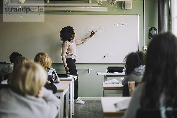 35-39 Jahre  afrikanisches Volk  Kinder  Barn  Barndom  en Person  Europa  Fotografen  Fotografen  Fotografen  Grundschule  Helkropp  Horisontell  Lernen  Lernen  Unterricht  Lernen  Lernen  Lernen  Lernen  Lösen  Mathematik  Lernen   Schulkinder  Schulkinder  Personenidentifizierer  Orte  Profil  Skandinavien  Schule  Schule  Schule  Schule  Schule  Schule - Aktivitäten  Student  Schule  Schweden  Bildung  Forschung  Whiteboard-Tavla  Kinder