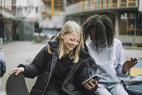 10-11 Jahre  Kindertagesstätte  Scheune  Scheunenhaus  langweilige Nacht  helles Haus  Außenansicht  Campus  Tag  Nacht  Dreadlocks-Friseur  Europa  Außenansicht  Flickor  Fotografie  Rahmen  Fritid  Farbbild  Gemeinschaftsraum  Fenster  Grundschule   horisontell  and förgrunden  innan tonåren  internet  kommunikation  le  leende  Liggande  lycka  mobiltelefon  Osorterade  roligt  sitta  Skandinavien  skateboard  skolbarn  skolflicka  skolgård  smartphone  student  Sverige  teknik  trekvart  trekvarts Längd  Trådlös  Trådlöst Nätverk  TVåmänniskor  TVå -Persönlichkeit  Uppkoppling  UtBildning  Utomhus  Visa  Vita -Personer  Vänskap  Vänskapsband