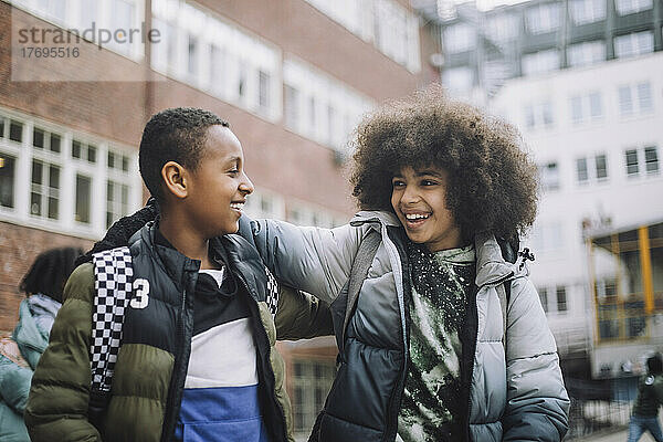 10-11 Jahre  Afrohaarstil  Anästhesie  armer Zwerg  Scheune  Scheunendom  langweiliger Ursprung  vorbeigezogenes Äußeres  Campus  Tag  Dunjacka  Europa  Äußeres  Fotografieren  Rahmen  Fritid  Färgbild  Gemeinschaftsraum  Fenster  Grundschule  Halvkropp  Horizont   und vor allem  innana nåren  le  leende  Liggande  lockigt hår  lycka  Osorterade  pojkar  positive känsla  roligt  Skandinavien  skolbarn  skolgård  skolpojke  student  Sverige  två människor  Två personer  utbildning  utomhus  varma kläder  vänskap  vänskapsband