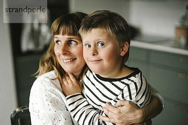 Porträt eines Jungen mit Down-Syndrom und Mutter zu Hause
