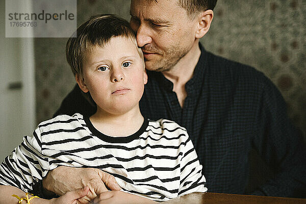 Porträt eines Jungen mit Down-Syndrom und Vater zu Hause
