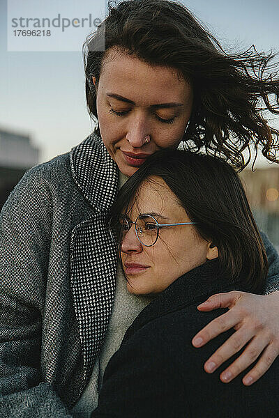 Junge Frau umarmt lesbische Partnerin