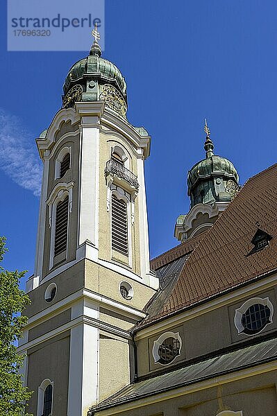 Zwei Kirchtürme mit Uhren  Stadtpfarrkirche St. Peter und Paul  Dom des Westallgäus?  neobarocke Kirche von 1914  Lindenberg  Allgäu  Bayern  Deutschland  Europa