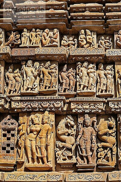 In Stein gehauene Basrelief-Skulpturen am Vaman-Tempel  berühmte indische Touristenstätte Khajuraho  Madhya Pradesh  Indien  Asien