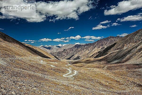 Blick auf das Karakorumgebirge und die Straße im Tal vom Kardung La  dem höchsten befahrbaren Pass der Welt (5602 m) . Ladakh  Indien  Asien