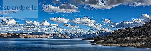 Panorama des Himalaya Bergsees Tso Moriri in den Himalayas. Korzok  Changthang-Gebiet  Ladakh  Jammu und Kaschmir  Indien  Asien