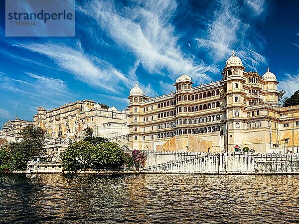 Blick auf den Stadtpalast vom See aus. Udaipur  Rajasthan  Indien  Asien