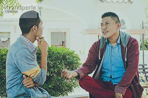 Zwei junge Leute  die sich im Freien unterhalten  zwei Freunde  die sich unterhalten  Konzept des Respekts und der freundlichen Unterhaltung