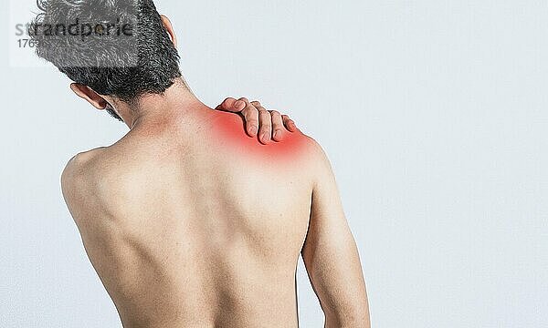 Nahaufnahme eines Mannes mit Nackenschmerzen  ein Mann mit Nackenschmerzen auf isoliertem Hintergrund  Nackenschmerzen und Stress Konzept  Mann mit Muskelschmerzen