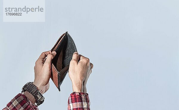 Konzept einer leeren Brieftasche  Hand öffnen leere Brieftasche auf isolierten Hintergrund  Konzept der Wirtschaftskrise