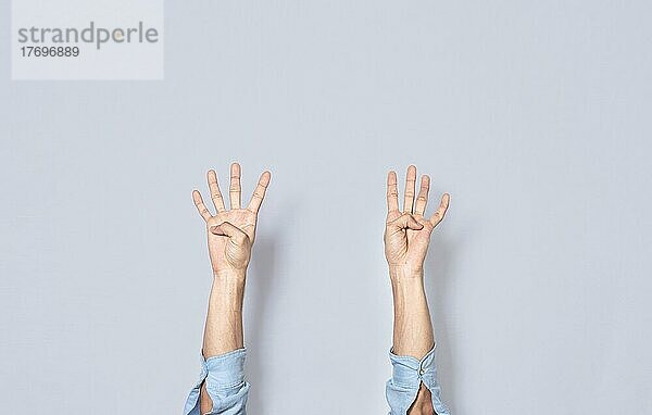 Mann Hände zählen vier  Finger zählen vier  Hand Finger zählen vier auf isolierten Hintergrund  Countdown