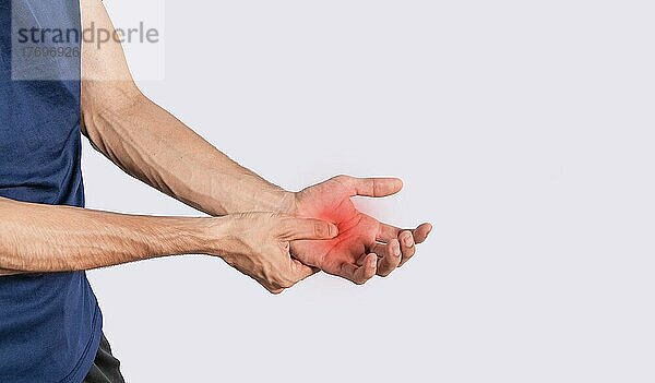 Person mit Handflächenschmerzen  Konzept eines Mannes mit Schmerzen in den Händen  Mann mit Arthritis reiben  Person mit Schmerzen in den Händen