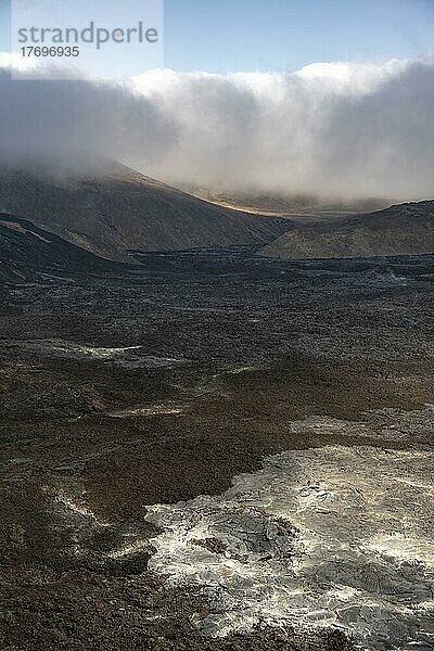Lavafelder mit Schwefelablagerungen zwischen Hügeln  Vulkanausbruch  aktiver Tafelvulkan Fagradalsfjall  Krýsuvík-Vulkansystem  Reykjanes Halbinsel  Island  Europa