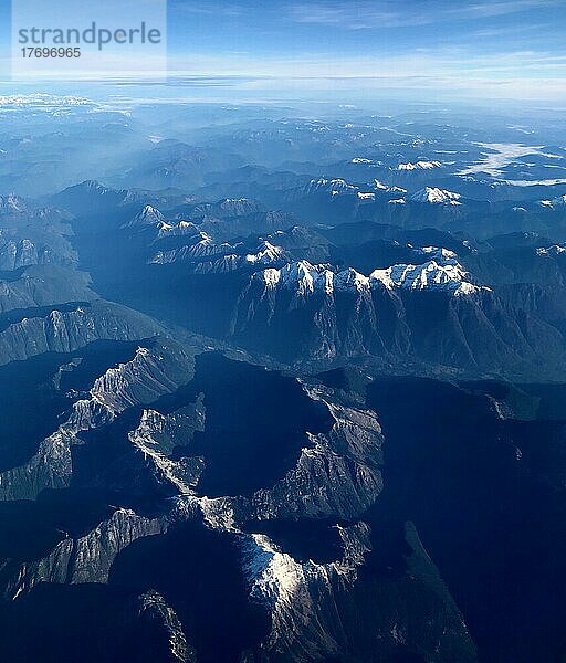 Ausblick auf Berglandschaft mit schneebedeckten Gipfeln  Luftaufnahme  Rocky Mountains  Kanada  Nordamerika