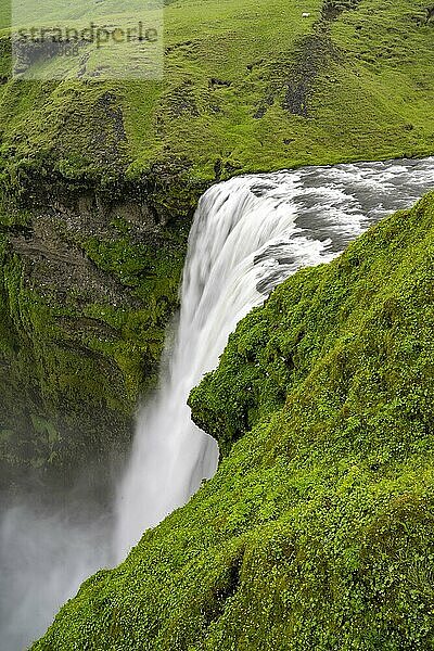 Wasserfall Skogafoss  Fluss Skoga  Landschaft am Fimmvörðuháls Wanderweg  Südisland  Island  Europa
