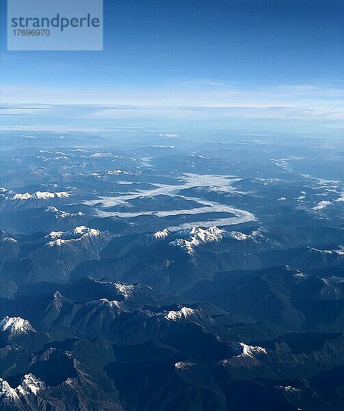 Ausblick auf Berglandschaft mit schneebedeckten Gipfeln  Luftaufnahme  Rocky Mountains  Kanada  Nordamerika