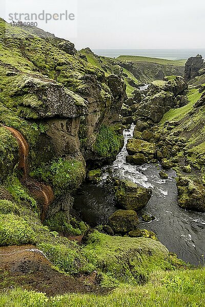 Zerklüfteter mit Moos bewachsener Canyon  Fluss Skoga  Landschaft am Fimmvörðuháls Wanderweg  Südisland  Island  Europa