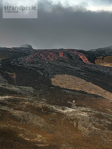Glühende Lava  Lavastrom  Lavafeld  aktiver Tafelvulkan Fagradalsfjall  Krýsuvík-Vulkansystem  Reykjanes Halbinsel  Island  Europa