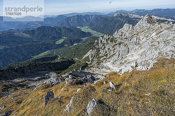 Ausblick auf Berglandschaft  felsiger Bergkamm  Nuaracher Höhenweg  Loferer Steinberge  Tirol  Österreich  Europa