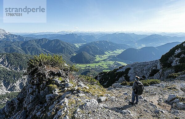 Wanderer auf Wanderweg  Blick über Berglandschaft  Nuaracher Höhenweg  Loferer Steinberge  Tirol  Österreich  Europa