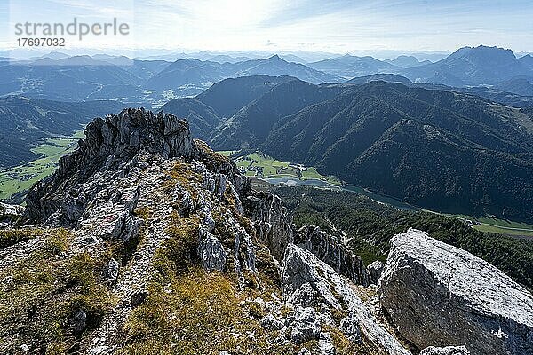 Wanderweg an einem Grat  Gipfel Seehorn  Berglandschaft  Nuaracher Höhenweg  Loferer Steinberge  Tirol  Österreich  Europa