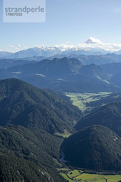 Täler und bewaldete Berge  Schneebedeckte Berggipfel am Alpenhauptkamm  Ausblick vom Mitterhorn  Nuaracher Höhenweg  Loferer Steinberge  Tirol  Österreich  Europa