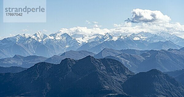 Schneebedeckte Berggipfel am Alpenhauptkamm  Großvenediger  Ausblick vom Mitterhorn  Nuaracher Höhenweg  Loferer Steinberge  Tirol  Österreich  Europa