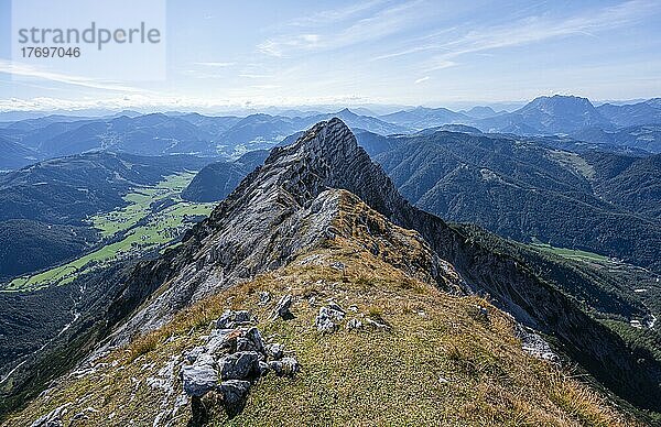 Wanderweg an einem Grat  Ausblick auf Berglandschaft  hinten Bergkamm mit Gipfel des Seehorn  Nuaracher Höhenweg  Loferer Steinberge  Tirol  Österreich  Europa